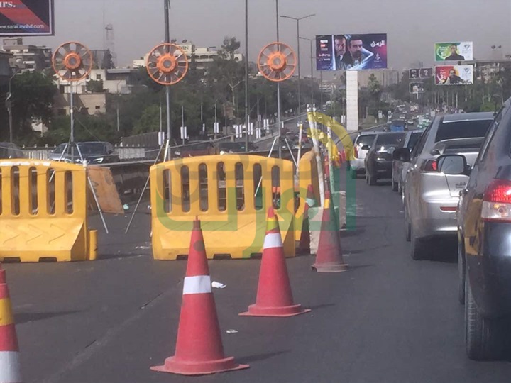 بالصور.. كثافات مرورية بكوبري الطيران بسبب كسر فاصل معدني