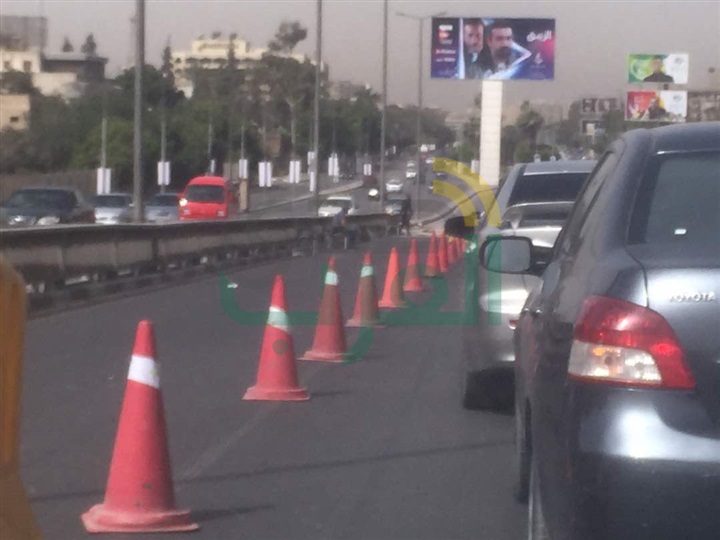 بالصور.. كثافات مرورية بكوبري الطيران بسبب كسر فاصل معدني
