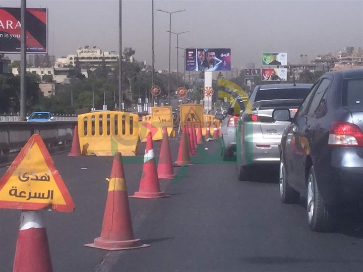 بالصور.. كثافات مرورية بكوبري الطيران بسبب كسر فاصل معدني
