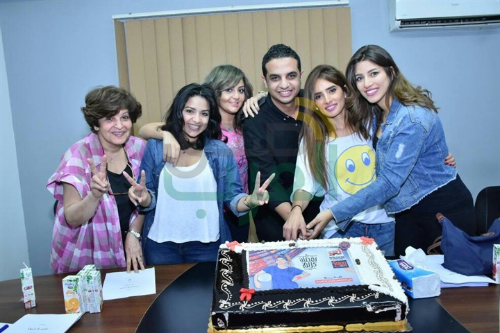 بالصور.. زينة تحتفل بتسجيل مسلسلها الإذاعي "كابتن فرشيحة" بالصور.. زينة تحتفل بتسجيل مسلسلها الإذاعي "كابتن فرشيحة"