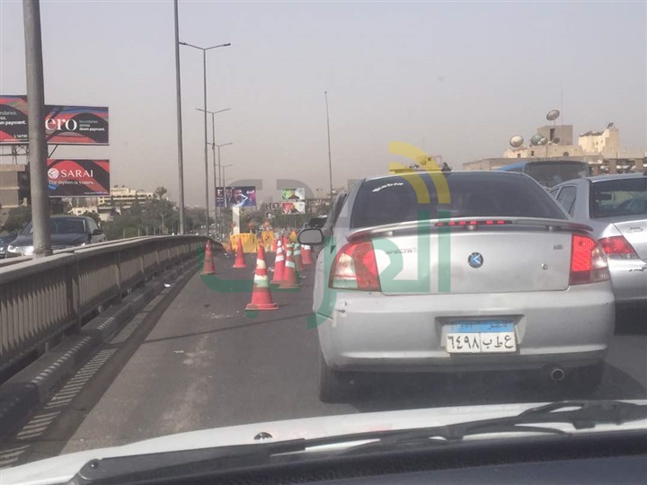 بالصور.. كثافات مرورية بكوبري الطيران بسبب كسر فاصل معدني