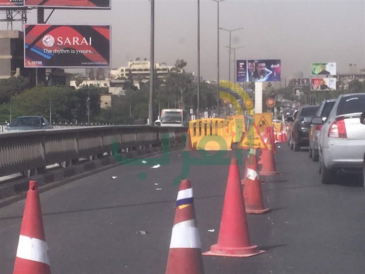 بالصور.. كثافات مرورية بكوبري الطيران بسبب كسر فاصل معدني