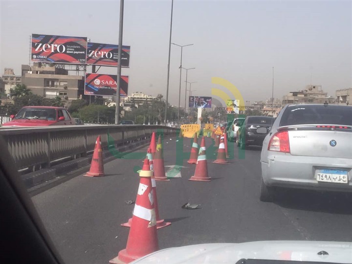 بالصور.. كثافات مرورية بكوبري الطيران بسبب كسر فاصل معدني
