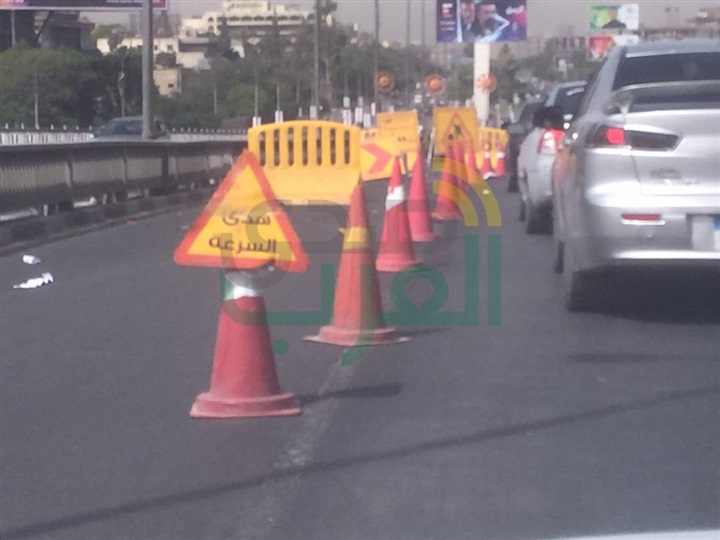 بالصور.. كثافات مرورية بكوبري الطيران بسبب كسر فاصل معدني