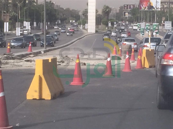 بالصور.. كثافات مرورية بكوبري الطيران بسبب كسر فاصل معدني