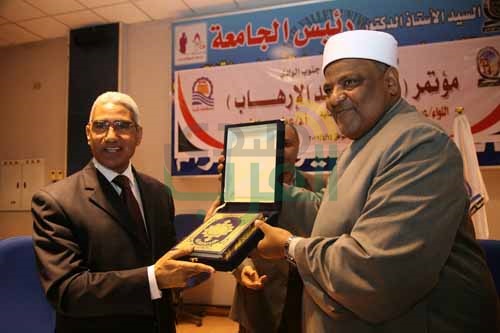 بالصور.. مؤتمر " قنا ضد الإرهاب "يرسل برقية تأييد للسيسي 
