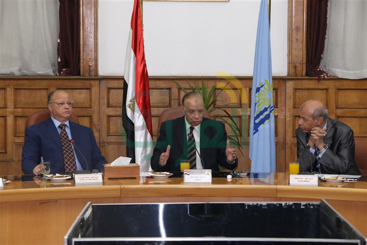 بالصور.. محافظ القاهرة ومدير الأمن يبحثان سبل استرداد الأراضي