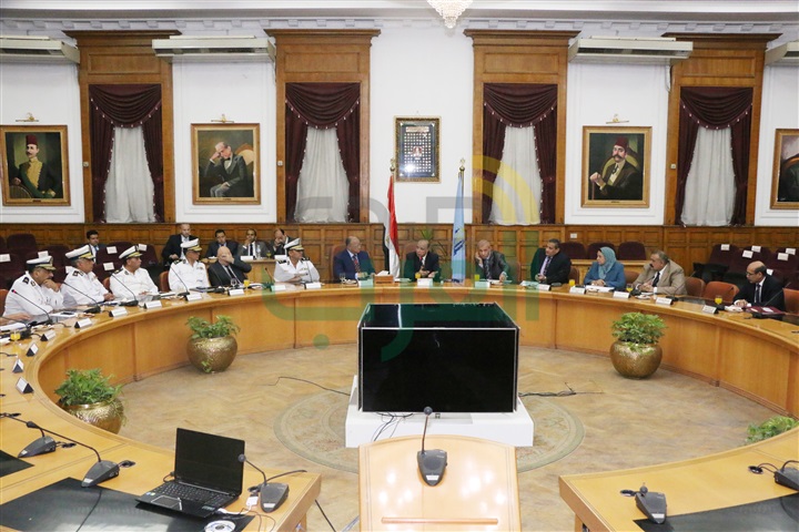 بالصور.. محافظ القاهرة ومدير الأمن يبحثان سبل استرداد الأراضي