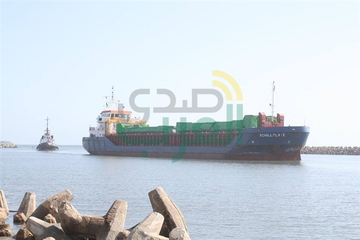 بالصور.. وصول سفينة تجارية محملة بـ 12 طرد لمحطة  كهرباء البرلس