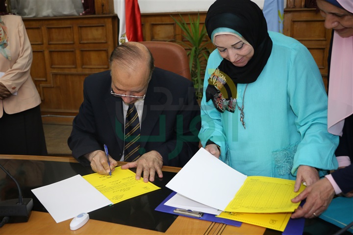 بالصور.. محافظ القاهرة يعتمد نتيجة "الابتدائية" بنسبة نجاح 88.9%