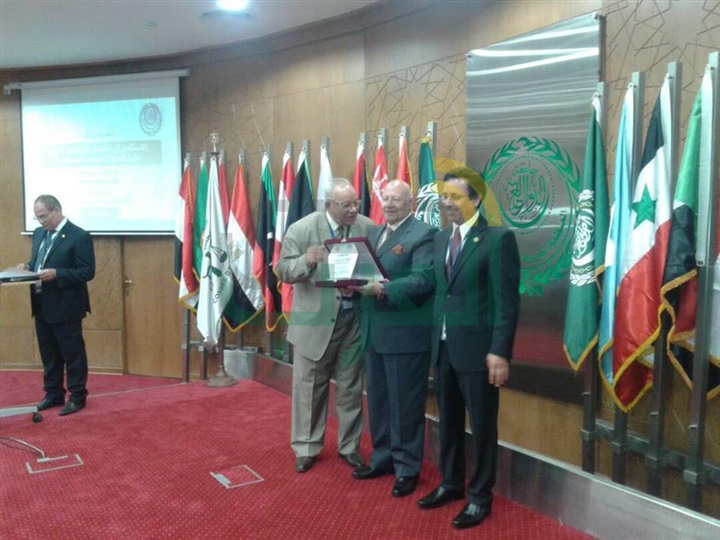 "الاستثمار في المنطقة العربية تحديات وطموحات" بالملتقى العربي الأول "الاستثمار في المنطقة العربية تحديات وطموحات" بالملتقى العربي الأول
