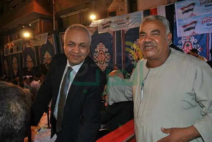  تداول صور جديدة يكشف حقيقة العم " حمام " الذي قاطع السيسي خلال زيارته لقنا