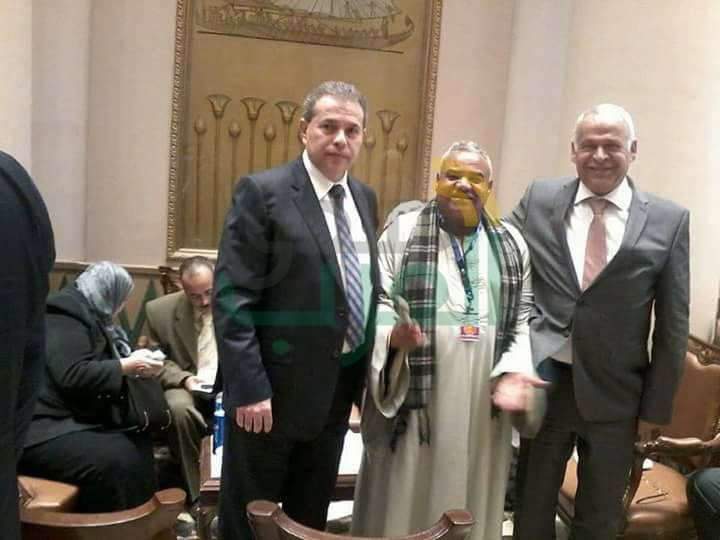  تداول صور جديدة يكشف حقيقة العم " حمام " الذي قاطع السيسي خلال زيارته لقنا