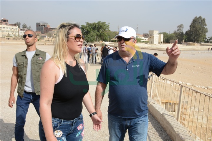 بالصور.. عائلة "رونالدو" مع كامل أبو علي في زيارة سياحية للأهرامات بالصور.. عائلة "رونالدو" مع كامل أبو علي في زيارة سياحية للأهرامات