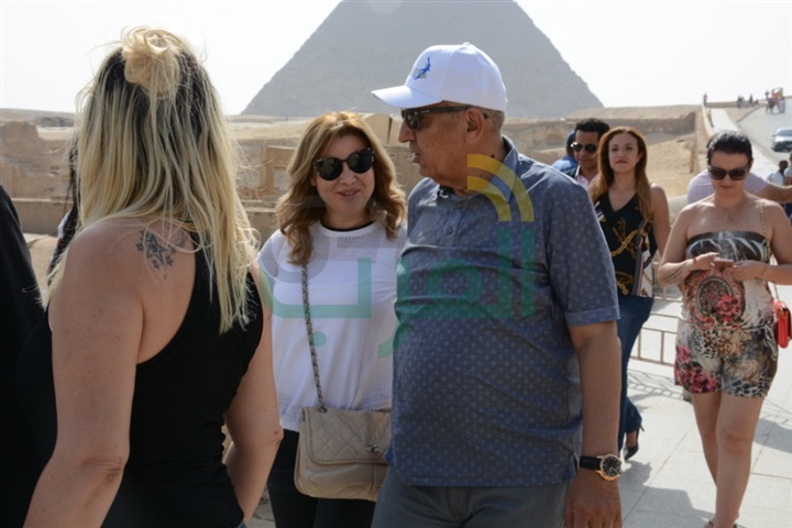 بالصور.. عائلة "رونالدو" مع كامل أبو علي في زيارة سياحية للأهرامات بالصور.. عائلة "رونالدو" مع كامل أبو علي في زيارة سياحية للأهرامات