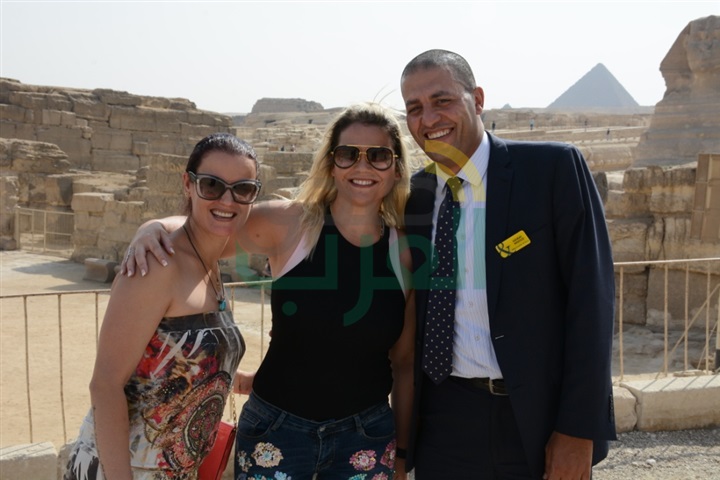 بالصور.. عائلة "رونالدو" مع كامل أبو علي في زيارة سياحية للأهرامات بالصور.. عائلة "رونالدو" مع كامل أبو علي في زيارة سياحية للأهرامات