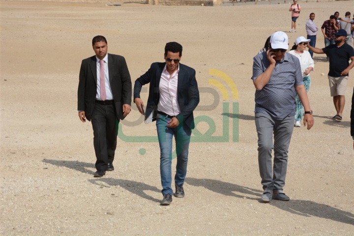 بالصور.. عائلة "رونالدو" مع كامل أبو علي في زيارة سياحية للأهرامات بالصور.. عائلة "رونالدو" مع كامل أبو علي في زيارة سياحية للأهرامات