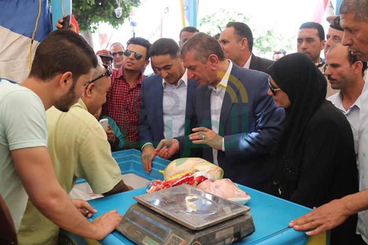 بالفيديو والصور.. محافظ كفر الشيخ يفتتح معرض "أهلاً رمضان" بالحامول