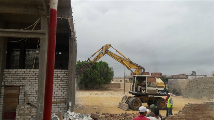 بالصور و الفيديو .. إسترداد ٥ أفدنة تعدي علي أملاك دولة بالإسكندرية