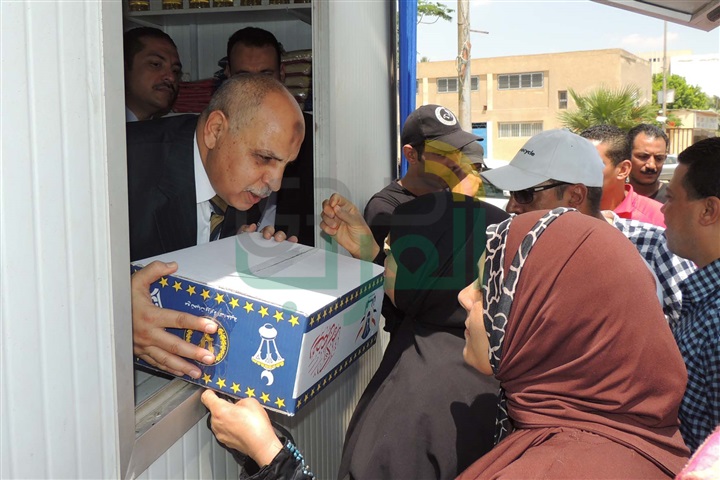 بالصور.. مدير أمن السويس يوزع كراتين رمضان