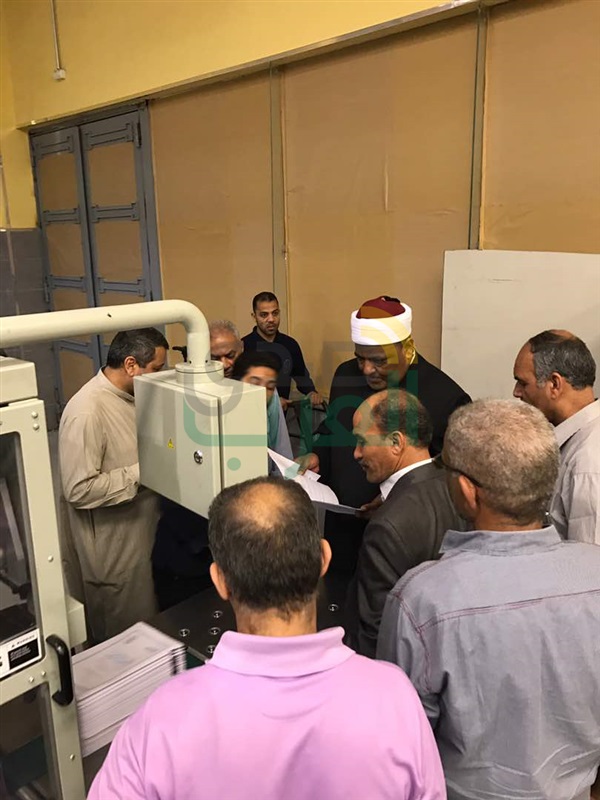 بالصور.. وكيل الأزهر يتفقد العمل بمطبعة الامتحانات