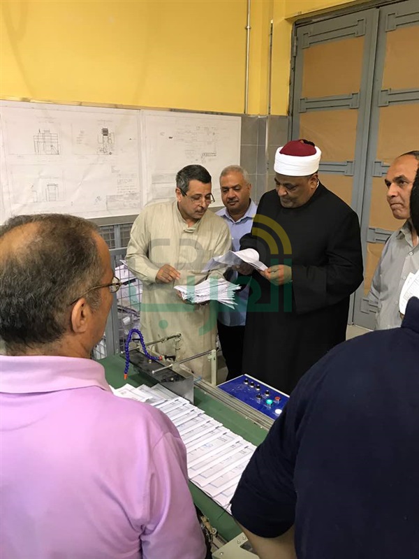 بالصور.. وكيل الأزهر يتفقد العمل بمطبعة الامتحانات