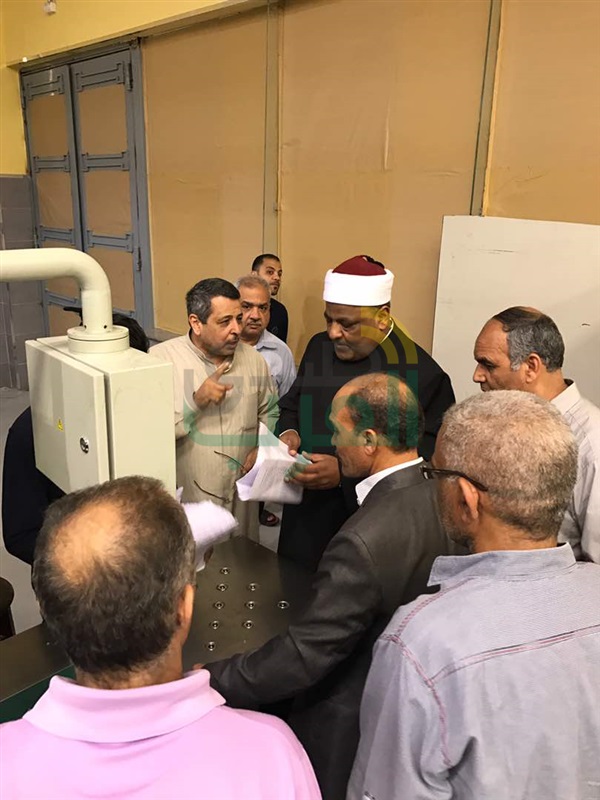 بالصور.. وكيل الأزهر يتفقد العمل بمطبعة الامتحانات