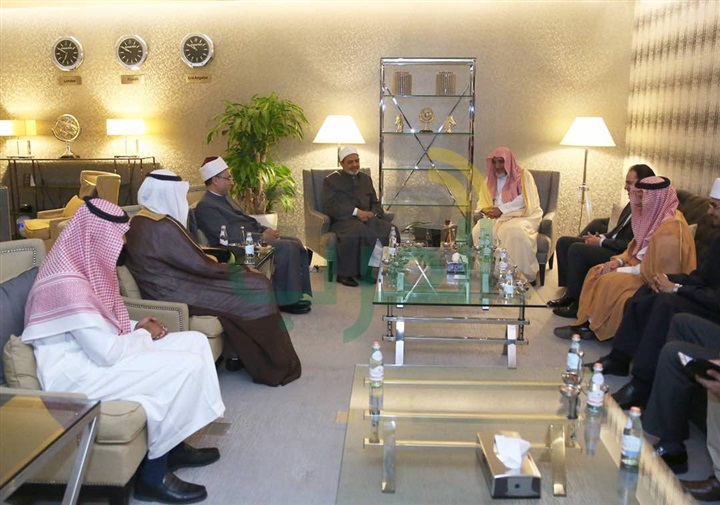 بالصور.. شيخ الأزهر يصل السعودية للمشاركة في ملتقى "مغردون" العالمي