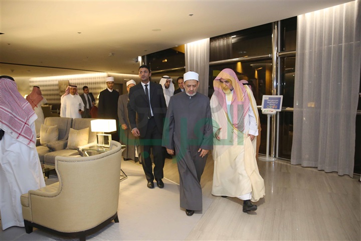 بالصور.. شيخ الأزهر يصل السعودية للمشاركة في ملتقى "مغردون" العالمي