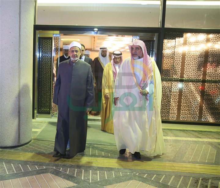 بالصور.. شيخ الأزهر يصل السعودية للمشاركة في ملتقى "مغردون" العالمي
