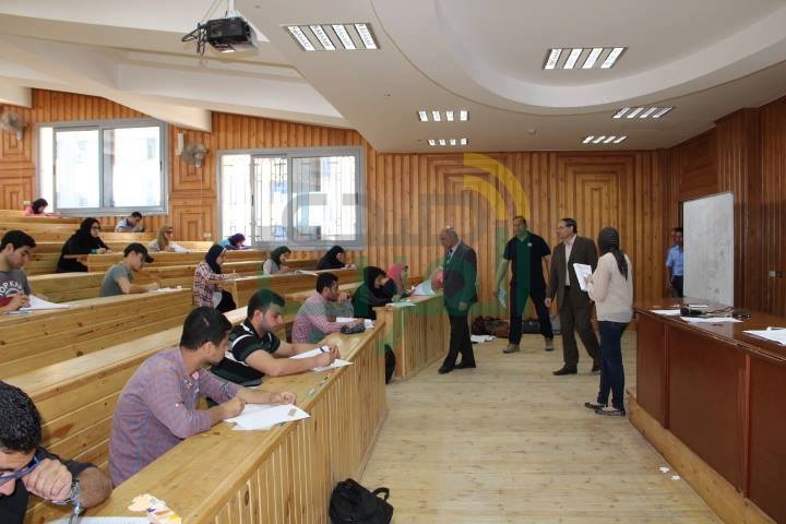 بالصور.. رئيس جامعة يتفقد لجان امتحانات نهاية العام بـ 4 كليات