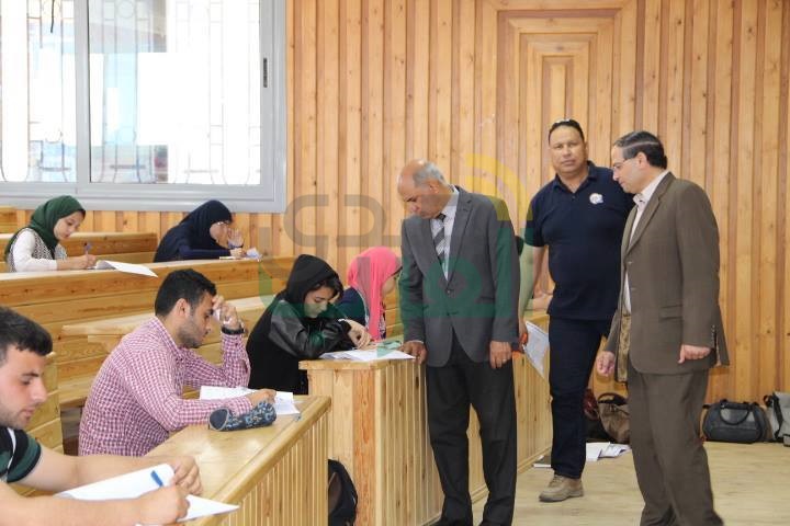 بالصور.. رئيس جامعة يتفقد لجان امتحانات نهاية العام بـ 4 كليات