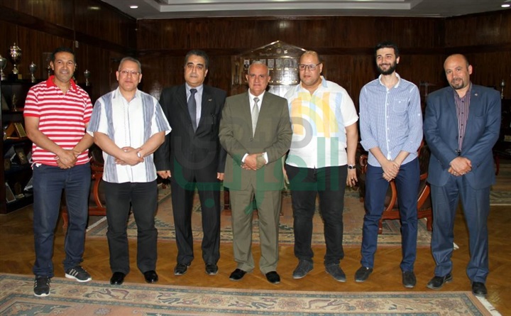 بالصور.. رئيس جامعة طنطا يستقبل الكابتن محمود عيد
