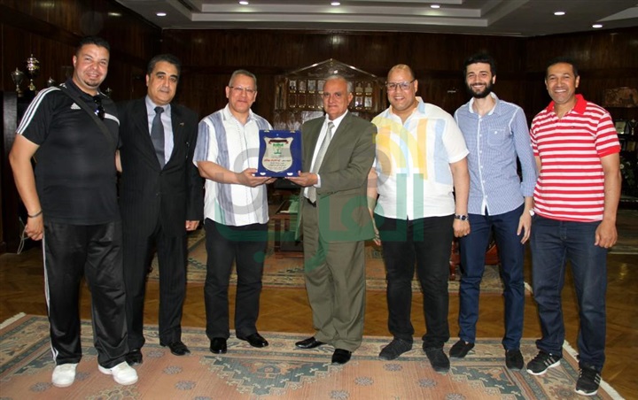 بالصور.. رئيس جامعة طنطا يستقبل الكابتن محمود عيد