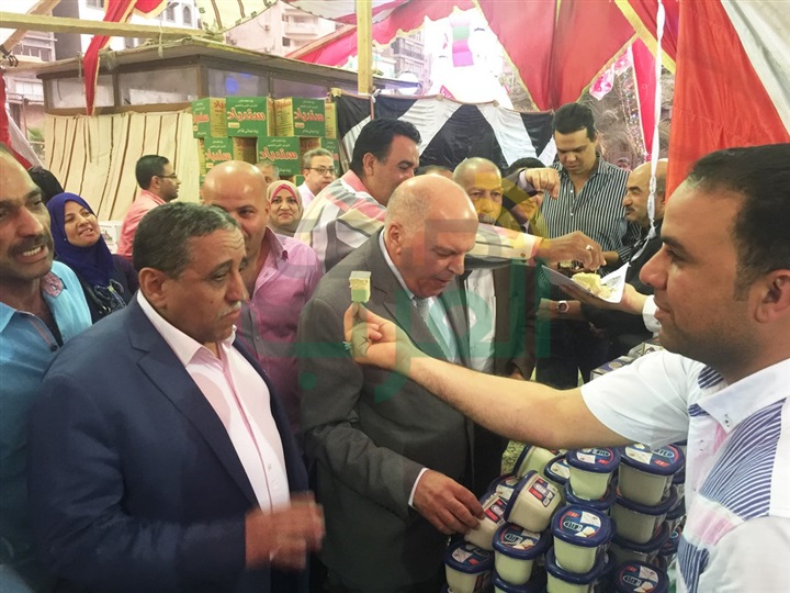 بالصور.. نقيب المعلمين يفتتح معرض للسلع المعمرة بخصم 25% بنادى المعلمين بالجيزة