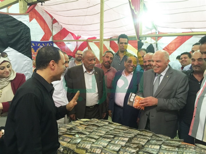 بالصور.. نقيب المعلمين يفتتح معرض للسلع المعمرة بخصم 25% بنادى المعلمين بالجيزة