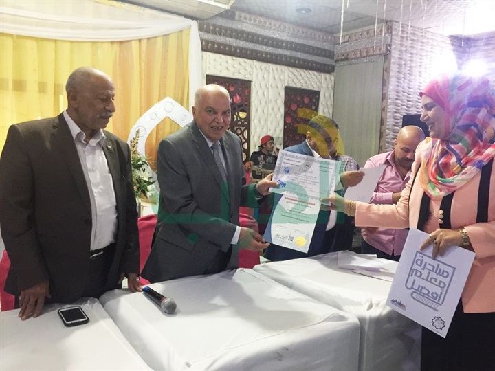 بالصور.. نقيب المعلمين يكرم الذين اجتازو البرنامج التدريبى "معلم أفضل" بوسط الجيزة