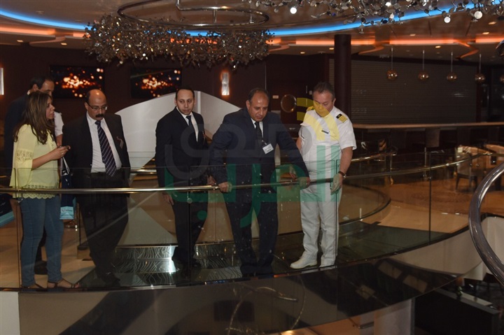 بالصور.. محافظ الإسكندرية يستقبل ٢٥٠٠ سائحًا على متن سفينة المانية 