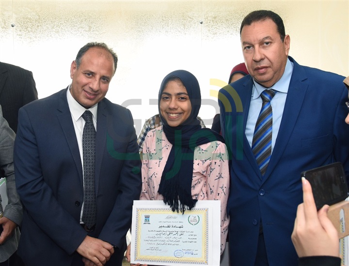 بالصور.. تكريم أوائل الشهادة الإعدادية بالإسكندرية 