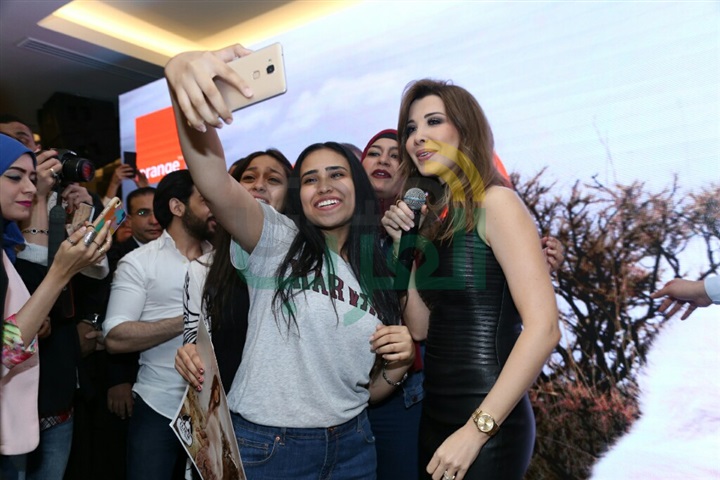 بالصور.. مؤتمر صحفي لنانسي عجرم للتطبيق نغمي لإحدي شركات المحمول بالصور.. مؤتمر صحفي لنانسي عجرم للتطبيق نغمي لإحدي شركات المحمول