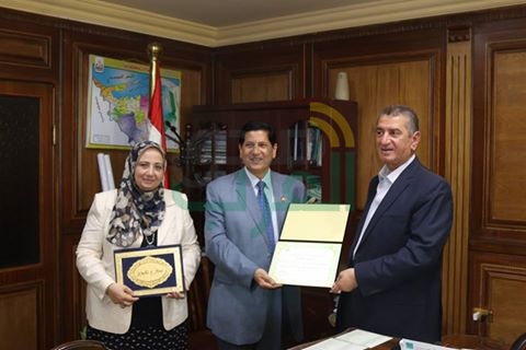 بالصور.. محافظ كفرالشيخ يكرم "عثمان" وعبيد" لجهودهما المتميزة فى النهوض بالعملية التعليمية