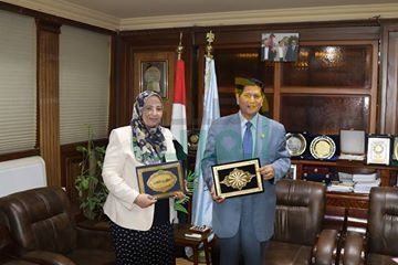 بالصور.. محافظ كفرالشيخ يكرم "عثمان" وعبيد" لجهودهما المتميزة فى النهوض بالعملية التعليمية