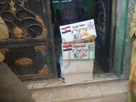 بالصور.. توزيع 300 كرتونة رمضان بالقناطر الخيرية