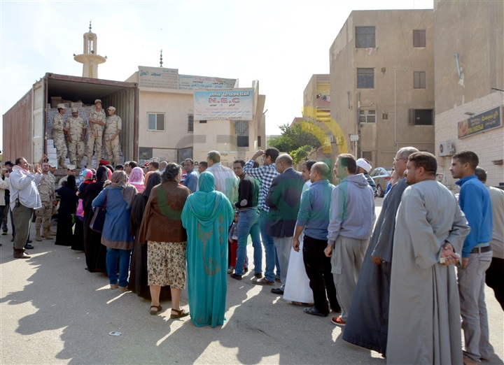القوات المسلحة توزع مليونى عبوة غذائية بالمناطق الأكثر احتياجًا