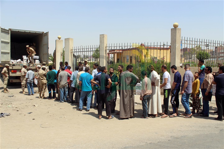القوات المسلحة توزع مليونى عبوة غذائية بالمناطق الأكثر احتياجًا