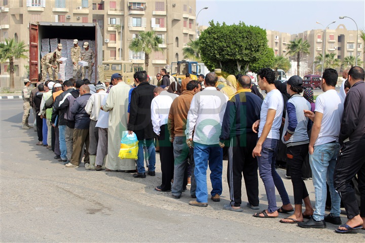 القوات المسلحة توزع مليونى عبوة غذائية بالمناطق الأكثر احتياجًا