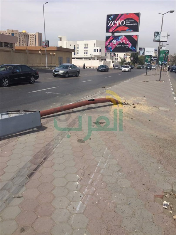 بالصور.. "عمود إنارة" يتسبب في كثافات مرورية بمصر الجديدة