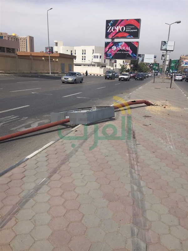 بالصور.. "عمود إنارة" يتسبب في كثافات مرورية بمصر الجديدة