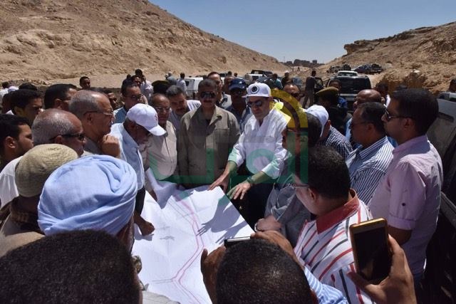 بالصور.. محافظ أسيوط يتفقد أعمال طريق محور الهضبة الغربية