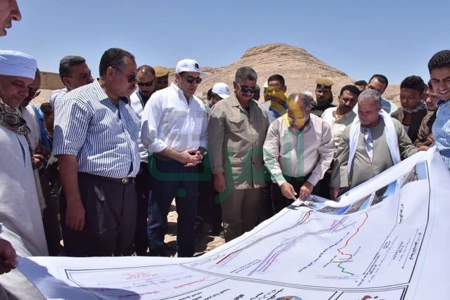 بالصور.. محافظ أسيوط يتفقد أعمال طريق محور الهضبة الغربية